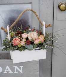 Живые цветы в корзинке с веревкой