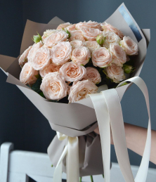 Красивые букеты чайных роз с атласной лентой на заказ с доставкой