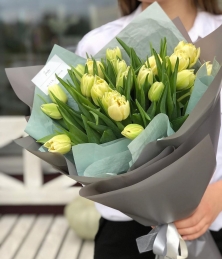 Недорогая композиция из цветов тюльпанов для женщины